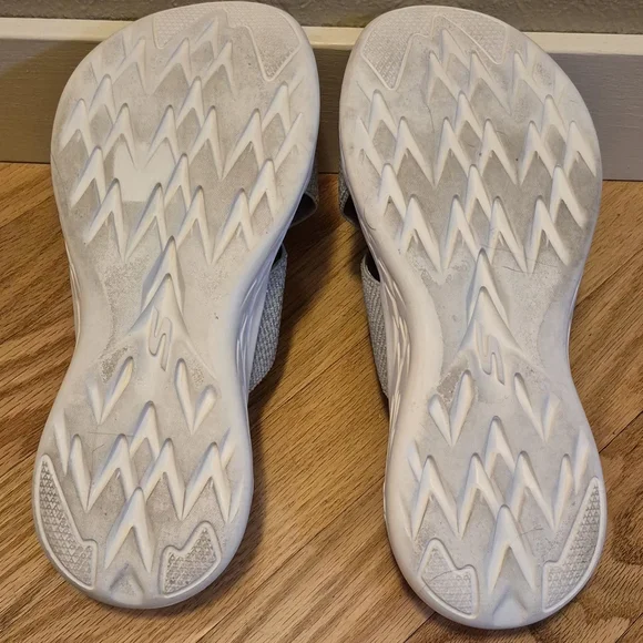 Skechers Women's 8 On The Go Silver Goga Mat Slide Sandals EUC - Picture 10 of 11